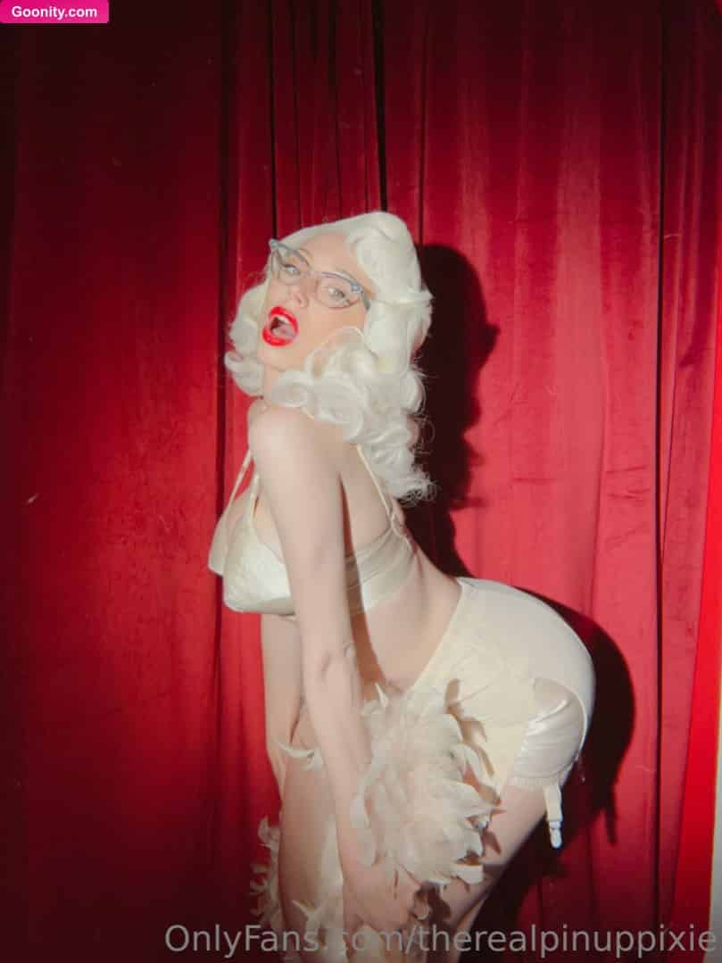PinupPixie photo 49