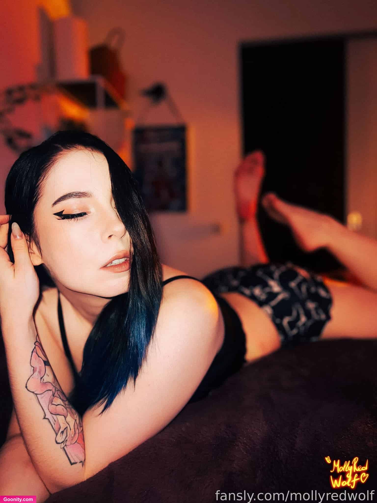 mollyredwolf photo 2