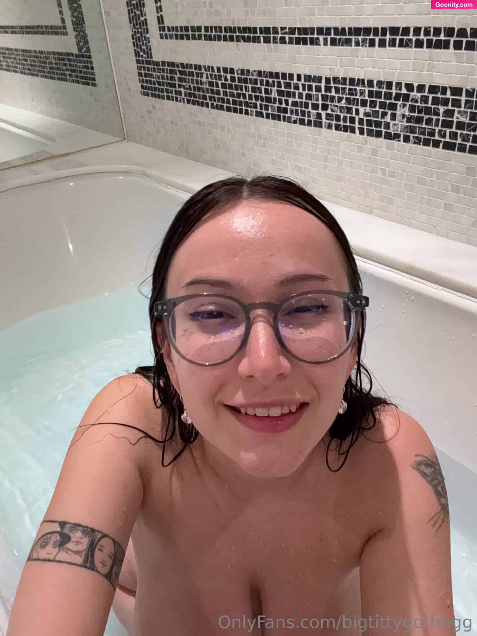 Big Titty Goth Egg 😈 AKA Lee photo 80